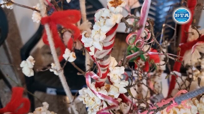 Деца и възрастни с увреждания представят ръчно изработени изделия на коледен базар в Русе