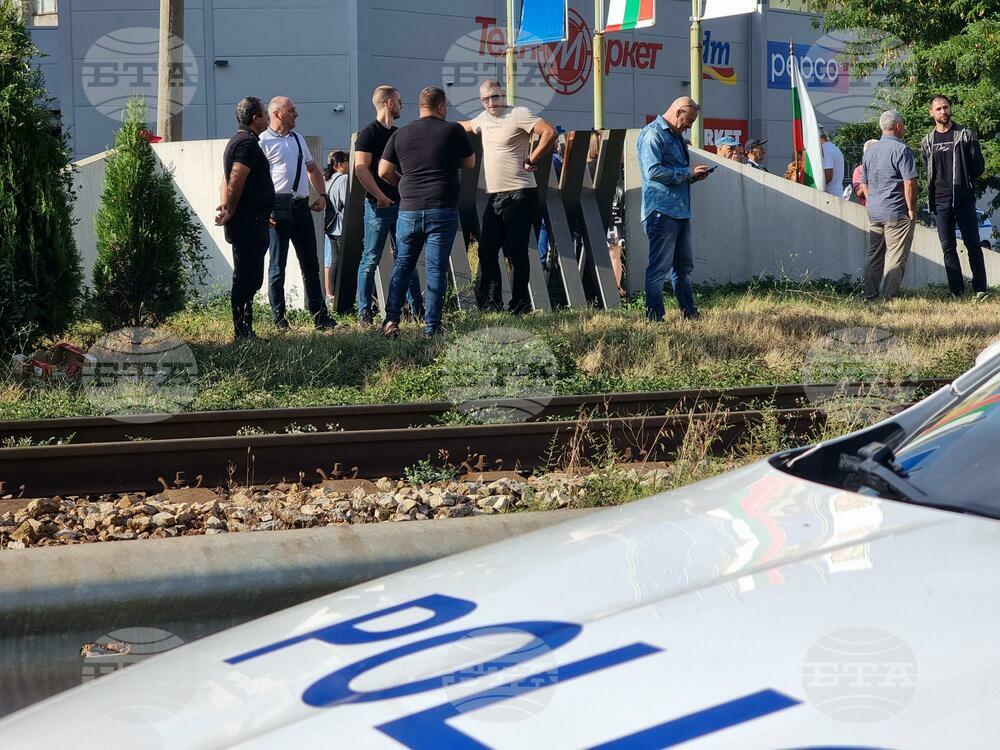 Жители на с. Самораново затвориха за около час главния път Е-79 край Дупница