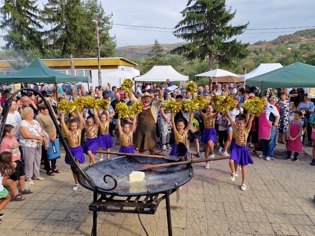 С Празник на самоводския лук във великотърновското село Самоводене отбелязаха 150 години от създаването на местното читалище