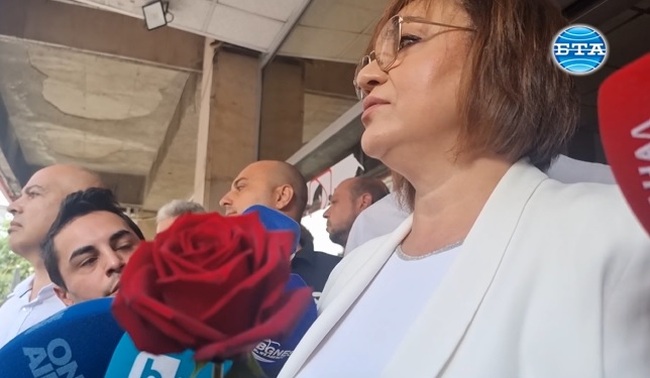 Корнелия Нинова обяви пред събралите се в нейна подкрепа на "Позитано 20", че предлага извънреден конгрес на БСП на 28 септември