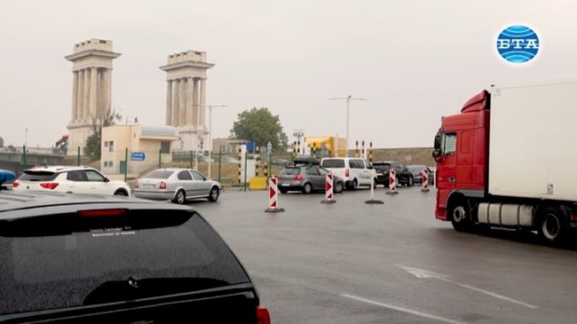 Два километра е опашката от камиони на ГКПП „Дунав мост“ при Русе