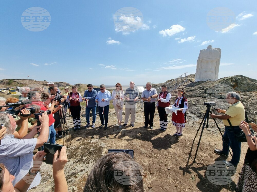 Триметров паметник на Цар Иван Александър беше открит до Средновековната крепост Русокастро