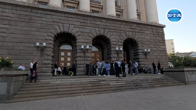 Входът на ЦИК все още е затворен, комисията се събира за обсъждане на ситуацията около регистрацията на ДПС