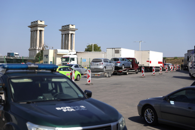 Камиони изчакват близо денонощие да минат "Дунав мост" при Русе