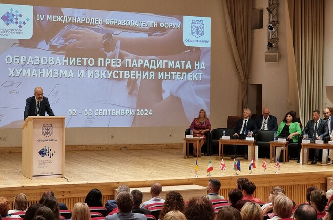 Ролята на учителите е ключова при използването на изкуствен интелект в образованието, каза зам.-кметът на Варна Павел Попов