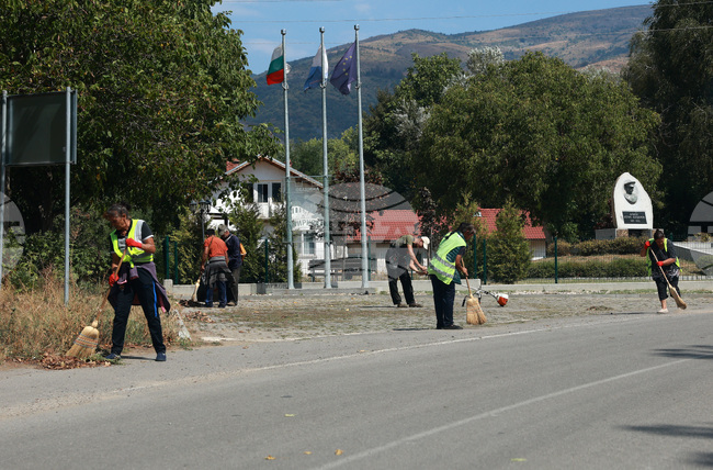 Тримата работници, пострадали при катастрофата край Ботевград, не са служители на АПИ, а на пътноподдържаща фирма, съобщиха от агенцията