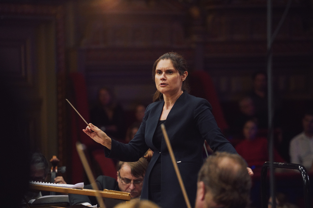 Диригентката Деляна Лазарова ще бъде представлявана от международната компания за мениджмънт в областта на класическата музика HarrisonParrott Group