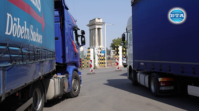 Камиони изчакват близо денонощие да минат "Дунав мост" при Русе