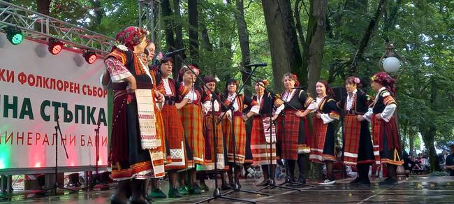 Община Стара Загора: Отличени с плакети и медали участници от XVIII Национален тракийски фолклорен събор „Богородична стъпка“