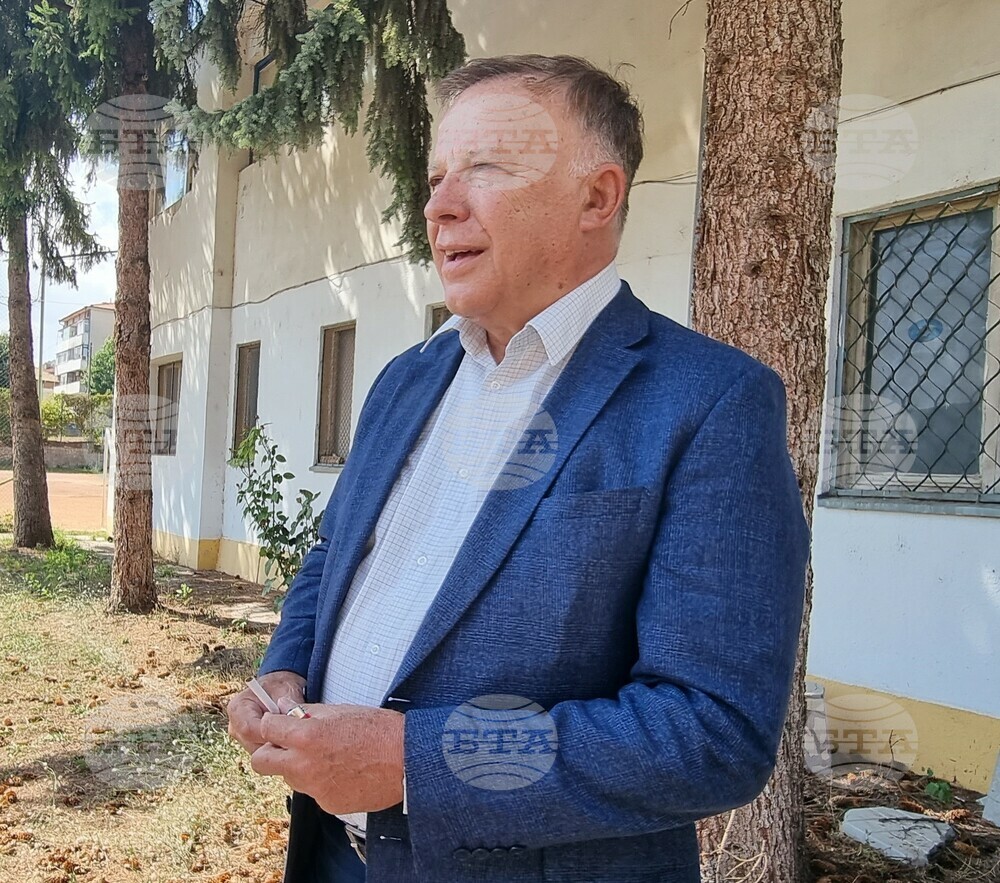 Всички, които тренират футбол искат едни модерни, съвременни условия, каза в Шумен изпълнителният директор на БФС Борислав Попов