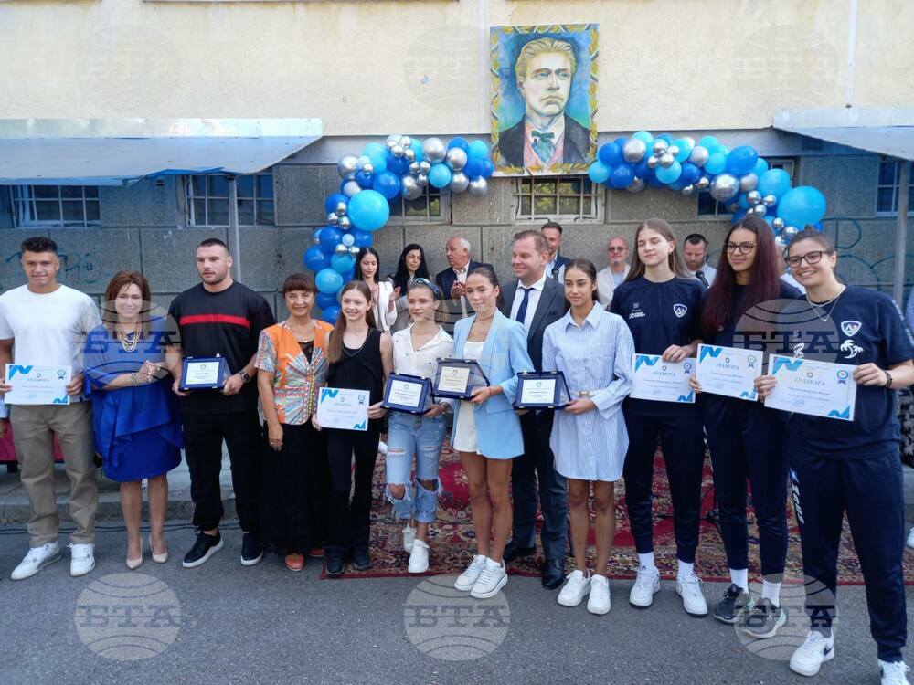 Началникът на РУО в София-град Ваня Кастрева откри новата учебна година за спортните училища в 166-о СУ "Васил Левски"