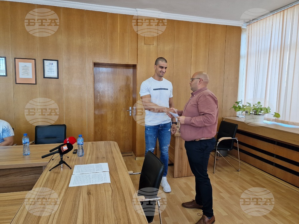 Шампионът по колоездене Мирослав Минчев получи за постиженията си парична награда от Община Разград