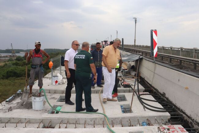 Областна администрация Русе: Над 80 нови стоманобетонни панела вече са монтирани на Дунав мост при Русе, до другата седмица всички панели в 200-метровия участък се предвижда да са подменени 