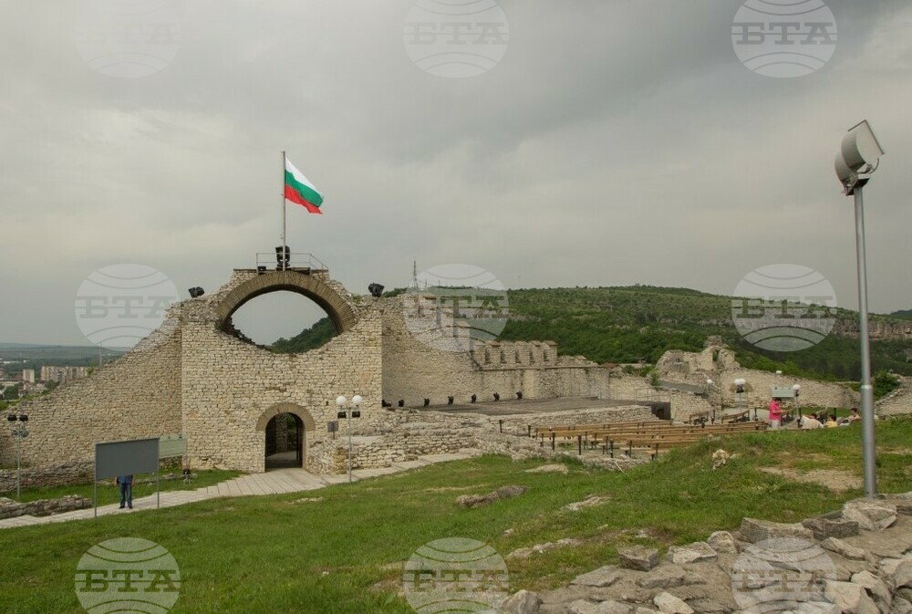 Драматичен театър „Борис Луканов“ – Ловеч: Ловешкият театър с две представления на сцената на средновековната крепост