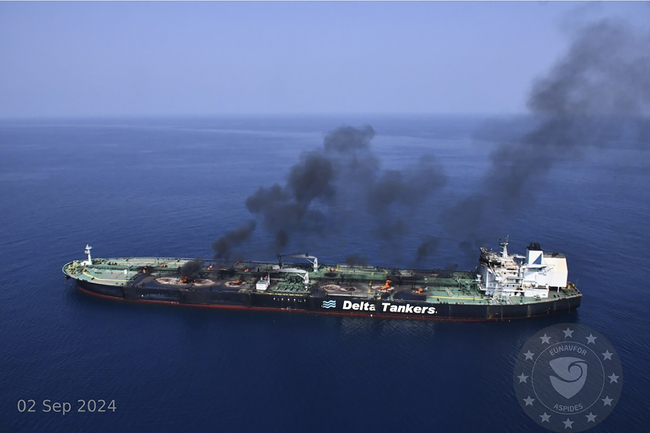Два кораба в Червено море са били обект на предполагаеми атаки на йеменските бунтовници хуси, казаха властите
