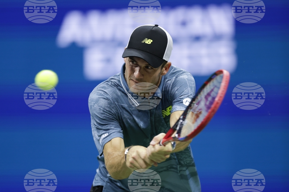 Водачът в схемата Томи Пол продължава на полуфиналите на турнира по тенис в Аделаида, американецът е на победа от дебют в топ 10 на световната ранглиста