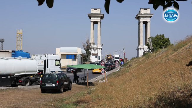 Около километър е опашката от камиони в района на "Дунав мост" при Русе
