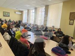 Снимка: Асоциация на прокурорите в България - Главният прокурор Иван Гешев по време на среща с ученици от 11-и и 12-и клас от  Земеделската професионална гимназия в гр. Сандански.