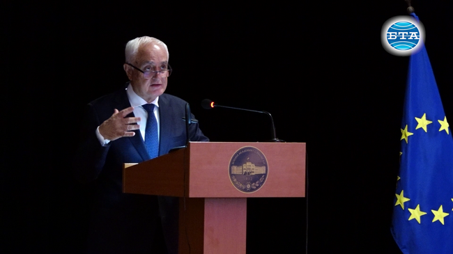 Трябва да изградим силна публична комуникация, която да се бори с дезинформацията, заяви Атанас Запрянов