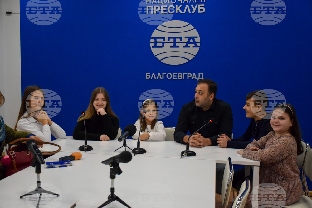 Деца от театралната школа към ДТ „Никола Вапцаров“ представиха част от коледния си спектакъл в пресклуба на БТА в Благоевград