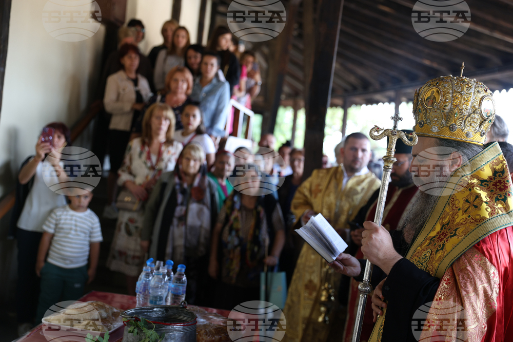 Белица – храм „Свети Георги Победоносец“ – камбанария – първа копка