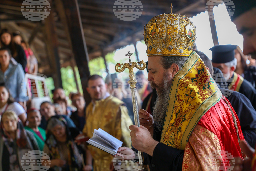 Белица – храм „Свети Георги Победоносец“ – камбанария – първа копка