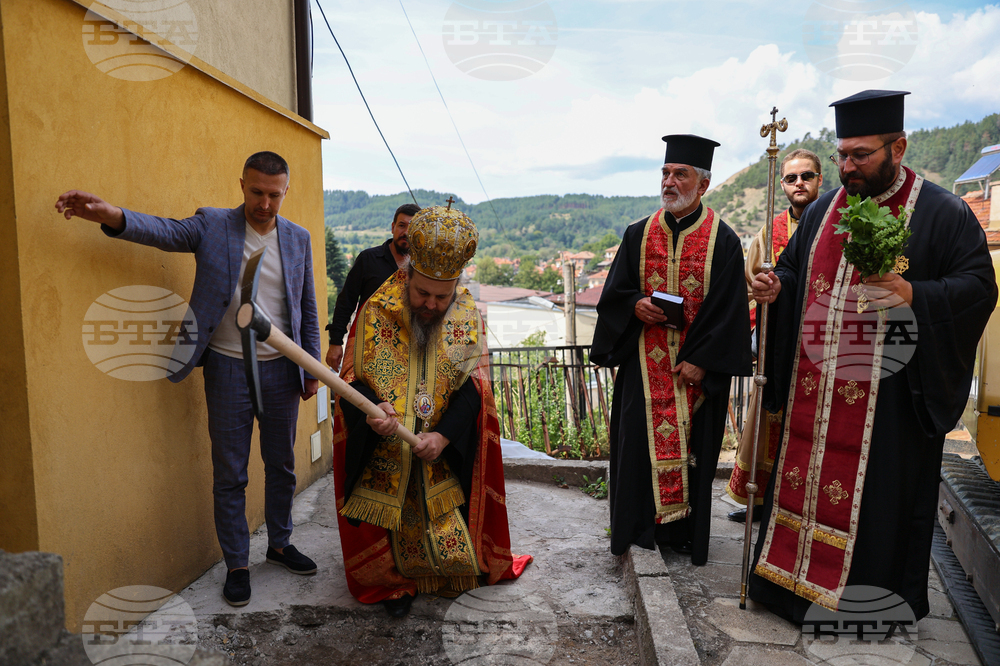Белица – храм „Свети Георги Победоносец“ – камбанария – първа копка