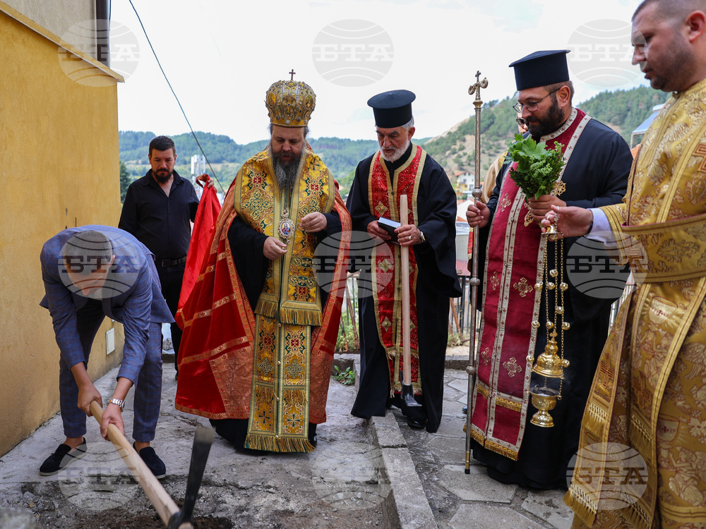 Белица – храм „Свети Георги Победоносец“ – камбанария – първа копка