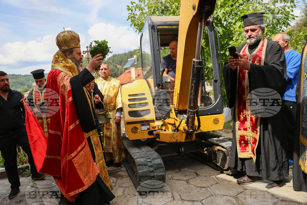 Белица – храм „Свети Георги Победоносец“ – камбанария – първа копка