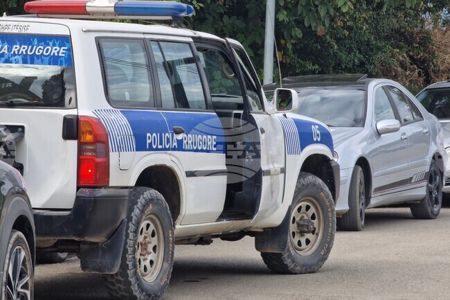 Албанската полиция залови двама заподозрени в тероризъм, барикадирали се в изоставена къща 