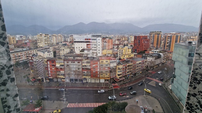 Четирима души са задържани във връзка с голям пожар в блок в Тирана