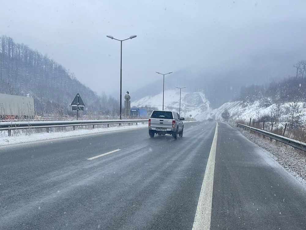 Пътищата в Пернишка област се почистват и са проходими при зимни условия, съобщиха от Областно пътно управление