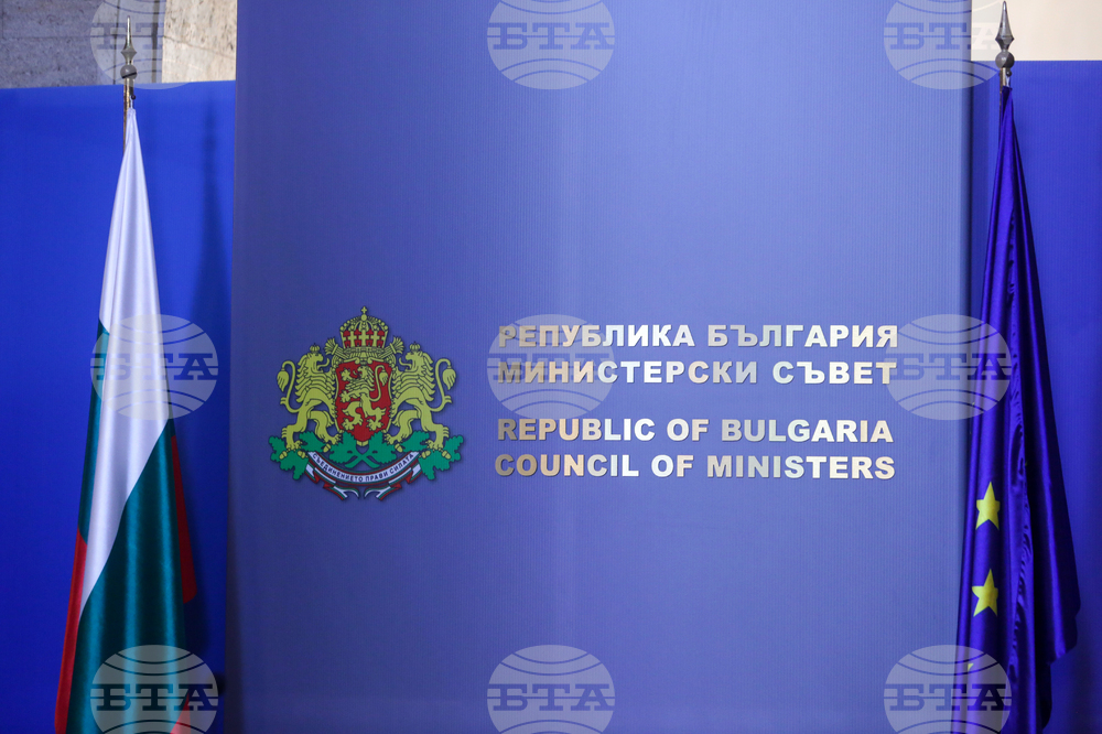 Правителството предостави питейна вода, дезинфектанти и защитни средства от държавния резерв за населението на село Дъбравите