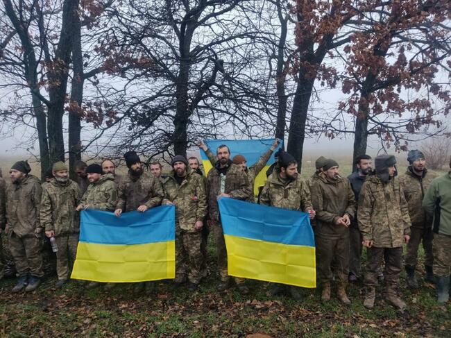 Един американец и 64 украински войници са освободени при размяна на пленници между Украйна и Русия, съобщи Киев