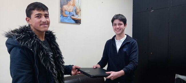 Община Благоевград: Благородна постъпка в навечерието на Коледа! Ученици от Езикова гимназия дариха 8 лаптопа и принтер на деца и младежи от Преходно жилище – Благоевград