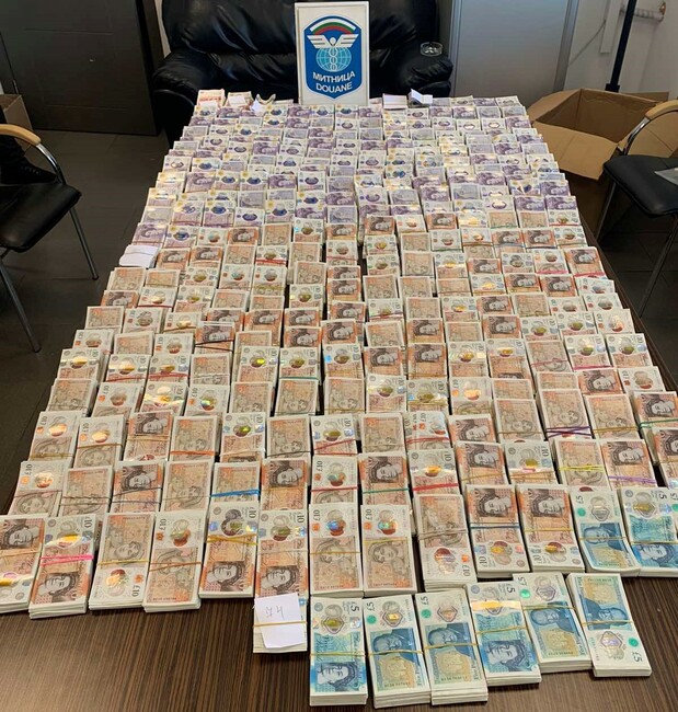 Двама турски граждани са обвинени за незаконен пренос на валута за над 950 хиляди лева през "Капитан Андреево"