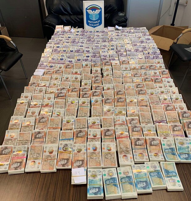 Агенция „Митници“: Недекларирана валута за над 325 000 лева откриха митническите служители на МП Капитан Андреево