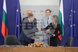 Министерски съвет - влакове - договор - подписване