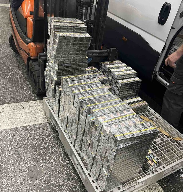 Агенция „Митници“: 55 000 къса контрабандни цигари във фабрични кухини на микробус откриха митническите служители на МП Капитан Андреево