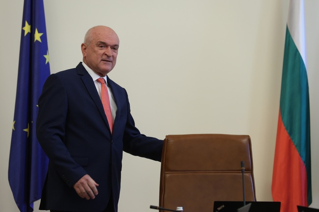 Ще бъде запазен държавният интерес в казуса с паркингите по границите, заяви премиерът Димитър Главчев