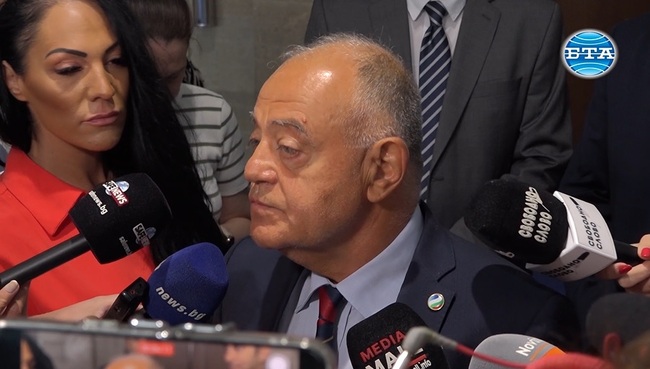 Коалицията "Продължаваме промяната - Демократична България" е монолитна и многообразна, каза Атанас Атанасов