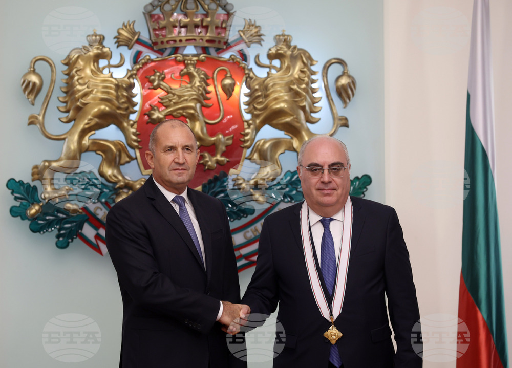Президентът Румен Радев връчи орден „Мадарски конник“ първа степен на посланика на Армения Армен Едигарян