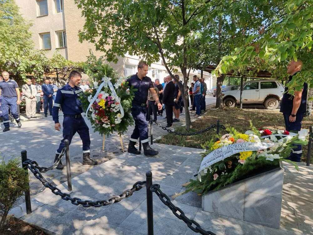 МВР: Почитаме паметта на загиналите шестима полицаи и пожарникари при взривовете в мини „Бобов дол“