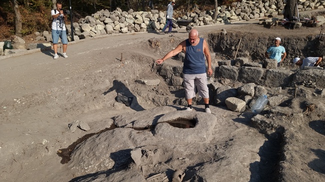 Демонстрация на открития олтар за кървави жертвоприношения на Перперикон направи проф. Николай Овчаров