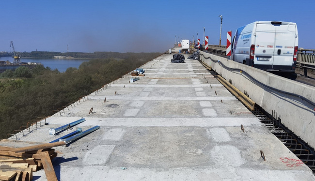 АПИ: 85 нови стоманобетонови панела са монтирани при ремонта на Дунав мост при Русе