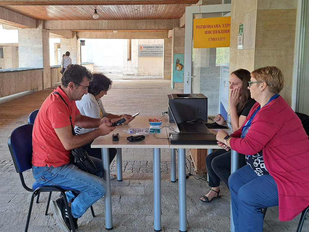 В изнесени пунктове експерти от РЗИ-Смолян съдействат на гражданите за сдвояване на мобилно устройство с електронното здравно досие