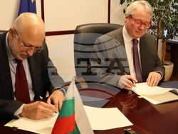 Снимка: Министерство на културата - Министърът на културата проф. Велислав Минеков и посланикът на Френската република у нас Н. Пр. Жоел Мейер подписаха Декларация 