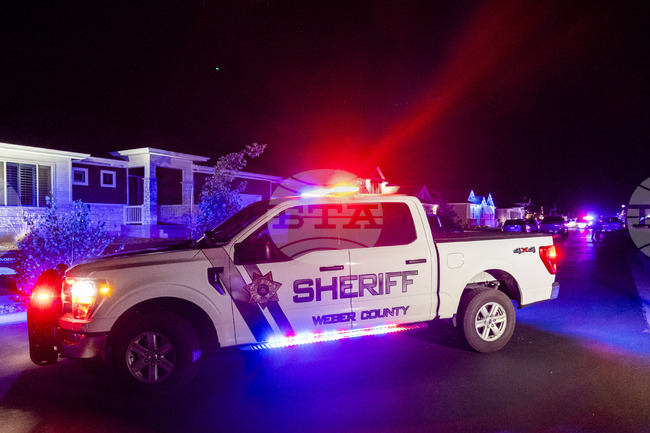 Двама полицейски служители са били застреляни, а трети е ранен, след като са се отзовали на сигнал за домашно насилие в градче в щата Юта 