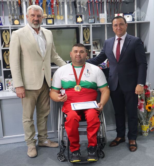 Драгомир Драганов към Ружди Ружди: Трудностите не ни пречат да сме шампиони в живота. Двукратният златен медалист от Параолимпийските игри бе удостоен със знака на областния управител 