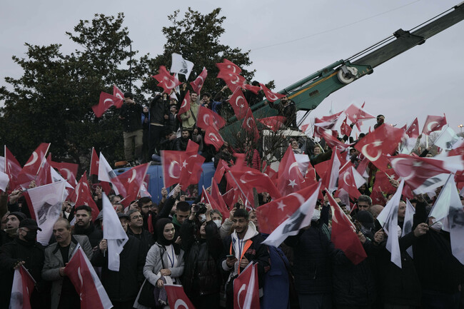 Хиляди хора се включиха в митинг в Истанбул в подкрепа на кмета на града, изправен пред риск от отстраняване след съдебно решение
